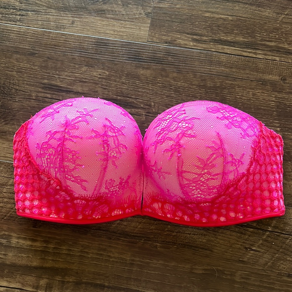 Victoria’s Secret Very Sexy Pink And Red Lace STRAPLESS Bombshell Bra 32D